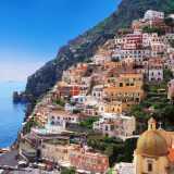Costiera Amalfitana � Racchiuso tra Vietri sul Mare e Positano � considerato il tratto di costa pi� bello d'Italia, caratterizzato da acque limpide e una folta vegetazione che circonda antiche ville e pittoreschi porticcioli. Prende il suo nome dalla citt� di Amalfi, principale nucleo del litorale